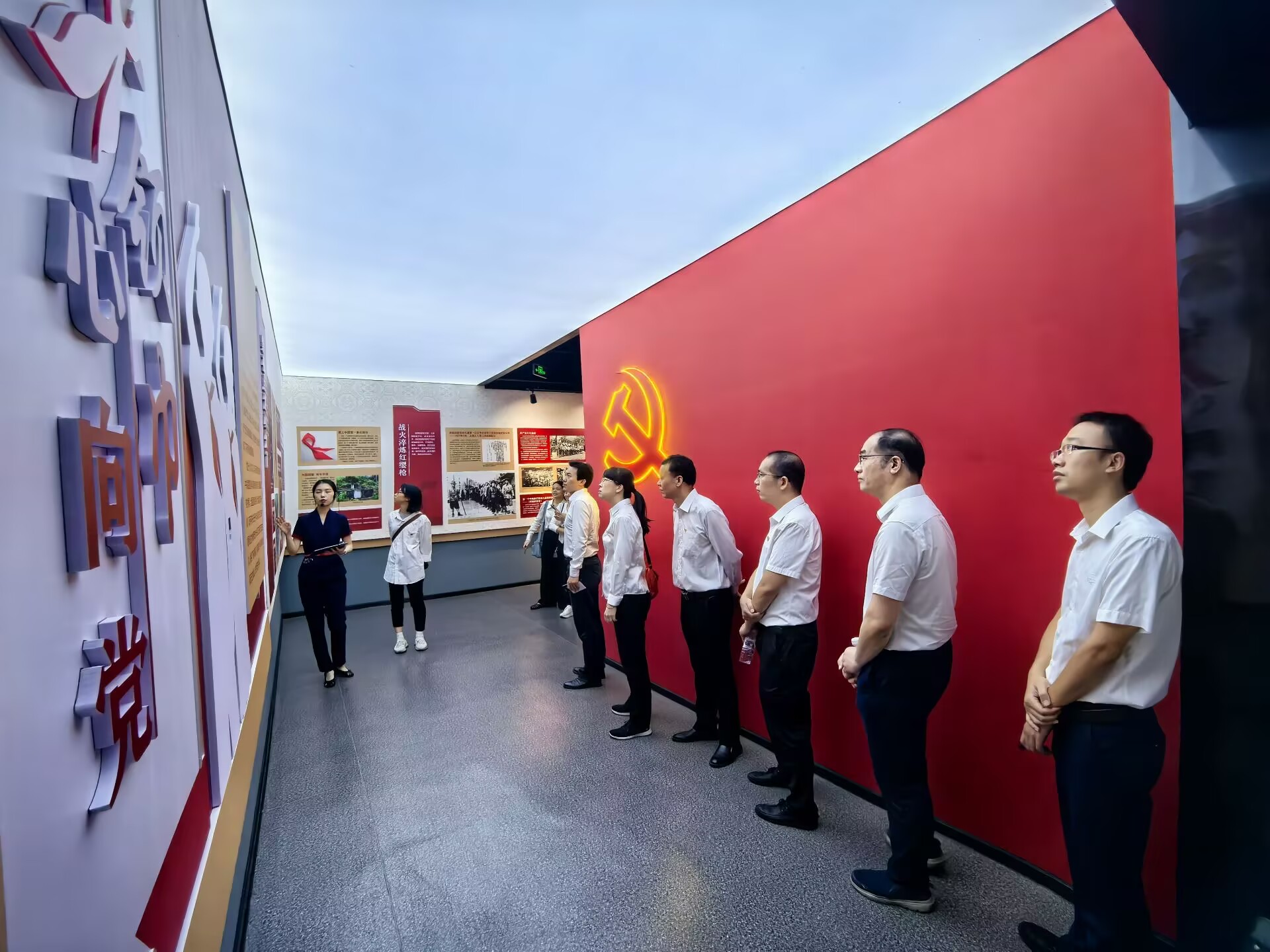 观看革命历史主题展.jpg